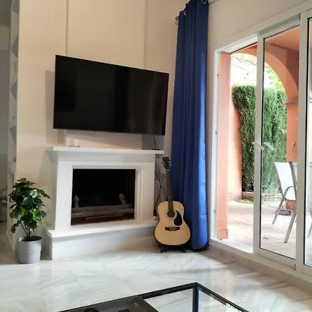 Stunningly Located Townhouse Сasa de vacaciones Marbella